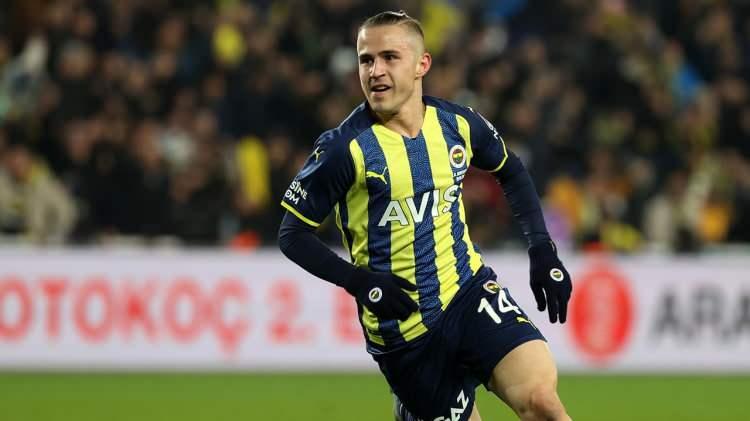 <p>Pelkas Bologna yolunda!</p>

<p>Bu sezon Fenerbahçe formasıyla 33 maça çıkan Dimitris Pelkas, sarı lacivertli ekipten ayrılmak istiyor. Yunan futbolcuya İtalya Serie A ekiplerinden Bologna'nın talip olduğu öğrenildi.</p>
