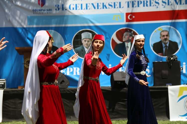 <p>Eskişehir Kırım Türkleri Kültür ve Yardımlaşma Derneği tarafından Kocakır mesire ve piknik alanında düzenlenen şenlik saygı duruşu ve İstiklal Marşı’nın okunmasıyla başladı. </p>
