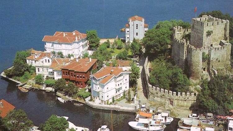 <p>Yoğun sis kaynaklı kazada 21 bin koyun y&uuml;kl&uuml; Rabinion&rsquo;un y&uuml;k&uuml; denize sa&ccedil;ıldı. Devam eden s&uuml;re&ccedil;te binlerce hayvan denizde boğuldu.</p>
