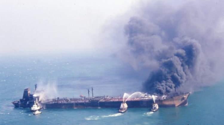 <p>90 bin tonu aşkın ham petrol y&uuml;kl&uuml; Nassia, kazadan sonra 6 g&uuml;n s&uuml;recek yangına sebebiyet verdi. Olaylarda 20&rsquo;den fazla denizci hayatını kaybetti.</p>
