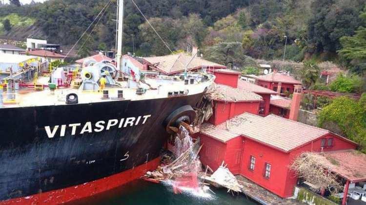 <p>Olaydan sonra yalıda ciddi zarar meydana gelirken, mahkeme kararı sonucunda firmanın 206 milyon lira &ouml;demesi kararlaştırıldı.</p>
