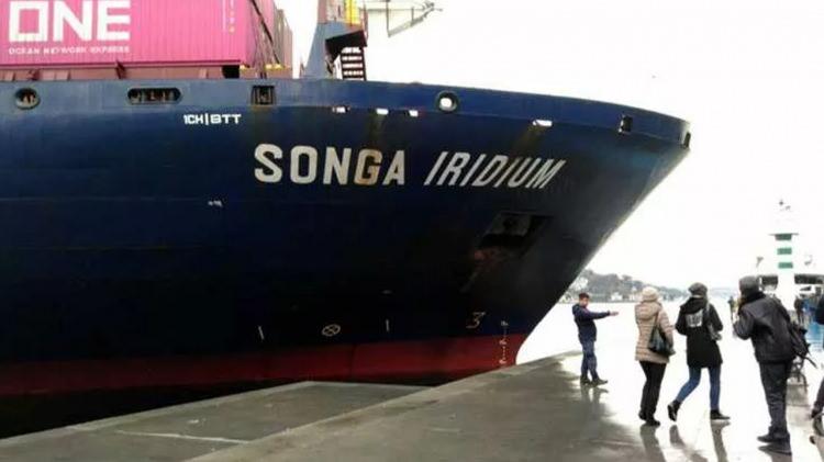 <p>Listenin 8&rsquo;inci sırasında Liberya bayraklı Songa Iridium adlı y&uuml;k gemisi bulunuyor. 191 metre uzunluğundaki gemi, demir atarak Aşiyan &ouml;nlerinde karaya oturdu.</p>
