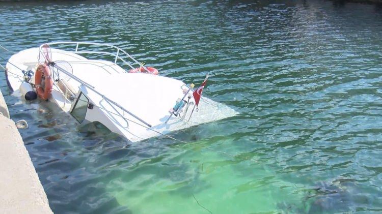 <p>17 Haziran 2021&rsquo;de, Yavuz Sultan Selim K&ouml;pr&uuml;s&uuml;&rsquo;n&uuml;n hemen altında AS Rosaila gemisi, bir balık&ccedil;ı teknesi batmasına neden oldu. Bu olaydan sonra balık&ccedil;ı teknesindeki 2 kişinin cansız bedenine ulaşıldı.</p>
