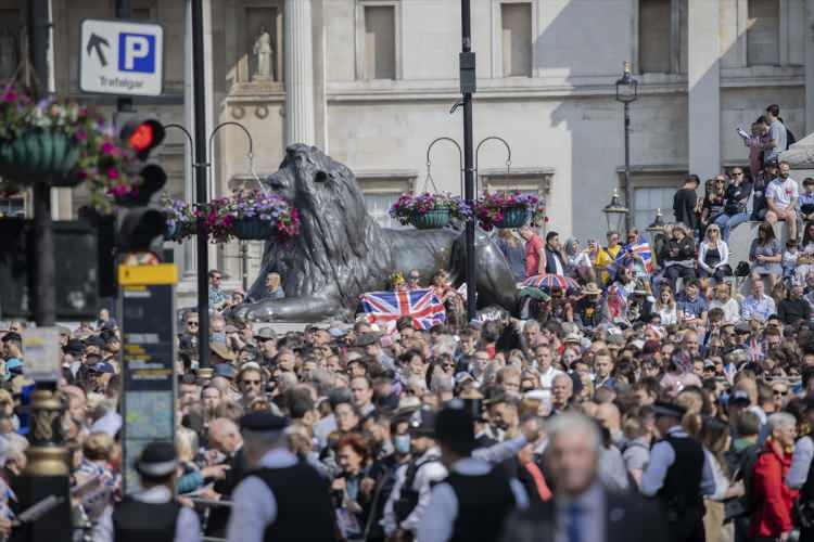 <p>2. Elizabeth, 2015'te 89 yaşındayken büyükannesi Kraliçe Victoria'nın en uzun süre tahtta kalma rekorunu kırdı. 1901'de 81 yaşındayken hayatını kaybeden Kraliçe Victoria, 63 yıl 7 ay tahtta kalmıştı.</p>
