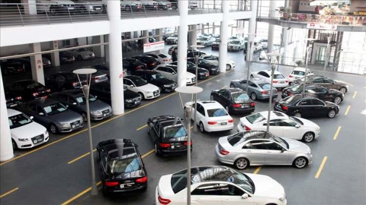 <p>Sıfır kilometre araç fiyatlarının son zamanlarda çip krizi, kur ve hammadde etkisiyle yükselmesi, tüketicileri ikinci el araç almaya yönlendiriyor. Elbette ikinci el fiyatlarında da talebe bağlı artış var. Ancak sıfırına ulaşamayan veya araç almak için haftalarca beklemek zorunda kalan tüketici ikinci ele yöneliyor. </p>