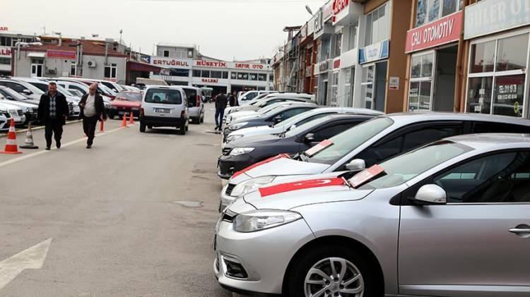 <p>Özellikle yaz aylarında artan ikinci ele talep, hileleri de beraberinde getiriyor. Yılda 8.5-9 milyon aracın el değiştirdiği piyasada başta alınmayan önlemler mağduriyetlere davetiye çıkarıyor.</p>