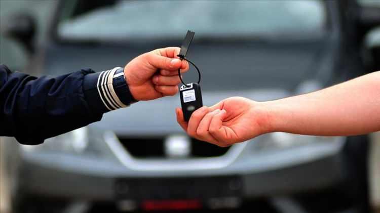 <p><strong>ÇIKMA PARÇA TAKIYORLAR</strong></p>
<p>'Hasarsız, tek parça değişeni var' diye satılan araçlarda ağır kusur çıkması, motoru conta yaktığı halde bunun farklı yöntemlerle gizlenmesi, şanzıman sorunları, boya... Rastlanan hata ve kusurları saymakla bitmez. Çıkma kaporta parça takma olayı da son dönemde ağır kazaları gizlemede kullanılan bir yöntem. Bu yöntemler genellikle eksperlere takılıyor. Son olarak İstanbul'da yaşanan bir durum daha dikkatli olunması gerektiğini gözler önüne seriyor.</p>