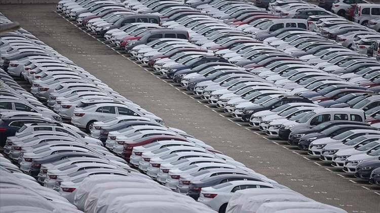 <p><strong>RESMİ KAYITLAR</strong></p>
<p>Aracın Motorlu Taşıtlar Vergisi (MTV) borcu, trafik para cezası borcu, yapılandırılan vergi borçları, banka veya başka kurum ya da şahıslara ait haciz durumları satışı engeller. Araç devredilse dahi daha sonra başınızı ağrıtır. Bu yüzden vergi borçlarını İnternet Vergi Dairesi'nden, aracın üzerindeki haciz durumlarını ise ruhsat sahibinin e-Devlet şifresiyle sorgulamanızda fayda var. Böylece noter satışı esnasında kötü sürprizle karşılaşmazsınız.</p>