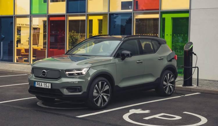 <p><strong>Volvo XC40 Recharge</strong><br />
<br />
Volvo XC40 Recharge, tek bir şarj ve 408 hp çıkışla 418 kilometre menzil sunuyor. Otomobilin bataryası, hızlı şarj sistemiyle yaklaşık 40 dakikada yüzde 80 düzeyinde şarj edilebiliyor.<br />
<br />
XC40 SUV modelinin tamamen elektrikli bir versiyonu olan XC40 Recharge, Volvo Cars’ın Kompakt Modüler Mimarisi (CMA) üzerinde üretiliyor.<br />
<br />
Fiyat: <strong>1 milyon 357 bin 647 TL</strong></p>