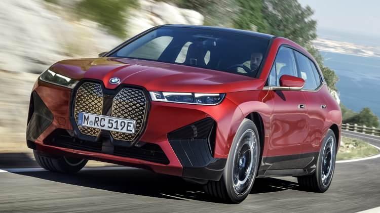 <p>BMW iX<br />
<br />
Yeni BMW iX xDrive40’ın ön ve arka akslarında yer alan elektrik motorları 326 beygir güç ve 630 Nm tork üretebiliyor.<br />
<br />
Otomobilin 0’dan 100 km/s hıza ulaşması 6,1 saniye sürüyor. 71 kWsa net batarya kapasitesine sahip olan elektrikli SUV'un sürüş menzili de WLTP normlarına göre 425 kilometre.<br />
<br />
Fiyat: <strong>2 milyon 972 bin TL</strong></p>
