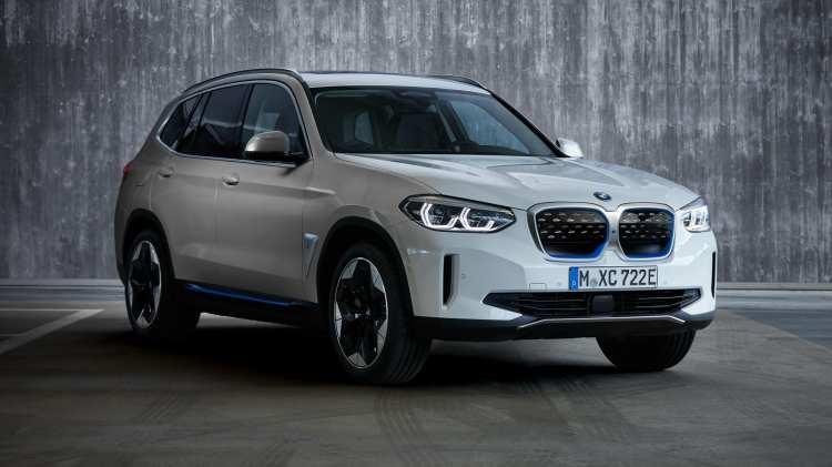 <p>İşte Türkiye'de satılan markaların elektrikli otomobil fiyatları...</p>
<p><strong>BMW iX3</strong><br />
<br />
Bu model, mevcut BMW X3’ün ana tasarımını korurken <strong>“BMW i”</strong> ailesinin detaylarıyla kendini belli ediyor. Tam şarjlı haldeyken 460 km’ye kadar menzil sağlayabilen BMW iX3, 150 kw’a kadar yüksek güçlü şarj edilebilme özelliğiyle dikkat çekiyor.<br />
<br />
Fiyat: <strong>2 milyon 216 bin 500 TL</strong></p>