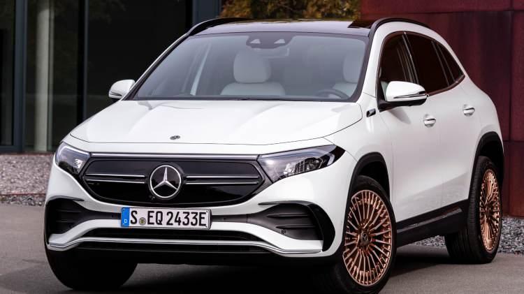 <p><strong>Mercedes EQA</strong><br />
<br />
Mercedes EQA, önden çekişli olup 190 ps 375 nm tork güç sunuyor. Tek ileri vitese sahip bu araç, 8.9 saniye’de 0’dan 100 km/s hızlanma değerine sahip.<br />
<br />
NEDC verilerine göre Mercedes-Benz EQA 250‘nin sunduğu menzil 486 kilometre olarak belirlenmiş durumda. 100 kw akımın olduğu hızlı şarj alanında, otomobil yarım saatte yüzde 10'dan yüzde 80'e şarj olabiliyor.<br />
<br />
Fiyat:<strong> 1 milyon 533 bin TL</strong></p>
