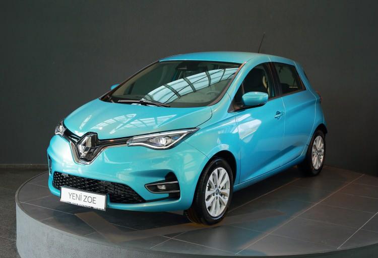 <p><strong>Renault ZOE</strong><br />
<br />
Türkiye’de satın alabileceğiniz en uygun fiyatlı elektrikli otomobillerden biri olan Renault Zoe, daha fazla menzil ve daha hızlı şarj sunan yeni versiyonuyla yakın bir zamanda güncellenmişti.<br />
<br />
395 km’ye kadar menzil sunabilen Renault Zoe, 22 kW’lık halka açık şarj istasyonunda 1 saatte 120 km sürüş menzili sunabilirken 50 kW’lık hızlı şarj istasyonundaysa yaklaşık yarım saate 150 km’lik menzil sağlayabiliyor.<br />
<br />
Fiyat: <strong>662 bin 900 TL</strong></p>