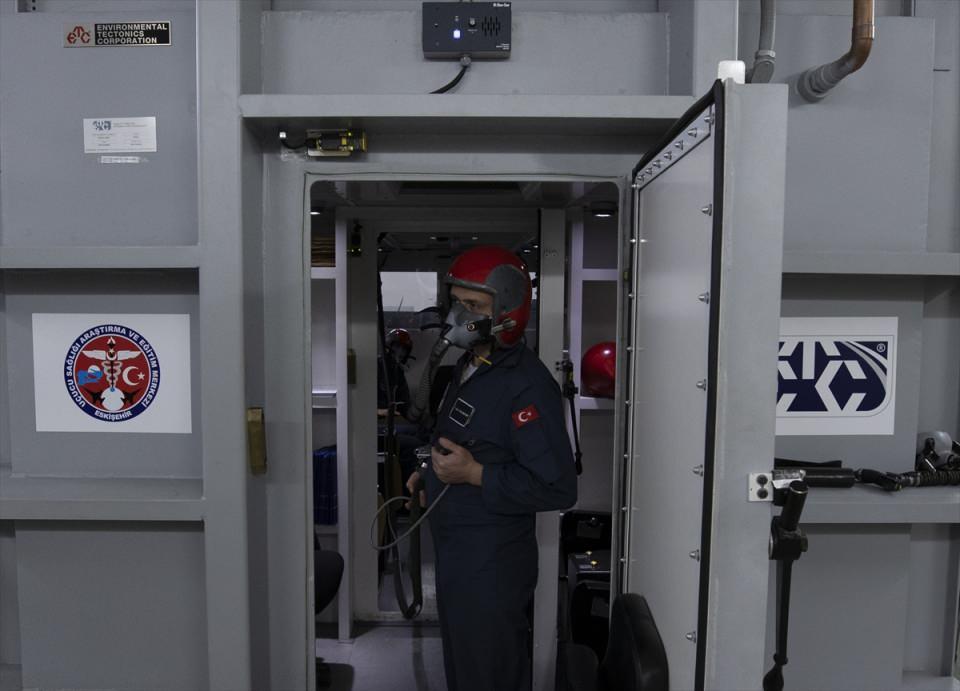 <p>"Uçak kategorisine göre cihazlarımızda işlem yapılmaktadır. Muharip jet uçaklarının eğitimleri en ağırı olmaktadır. </p>