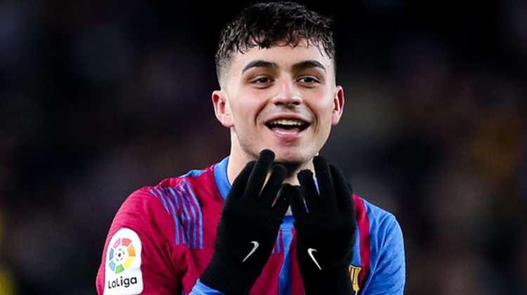 <p>Geçtiğimiz sezon 70'in üzerinde maçta forma giyen Pedri, Barcelona'nın en değerli futbolcusu olmakla beraber listenin 13'üncü sırasında.</p>