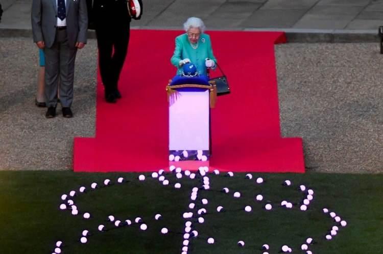 <p><span style="color:#000000"><strong>Kutlamaların ilk günü kraliçenin Windsor kalesinde jübile fenerini yakmasıyla son bulurken yaşanan skandalların Elizabeth'i yorduğu ve bundan dolayı törenin diğer günlerine katılım sağlayamacağı açıklandı.</strong></span></p>
