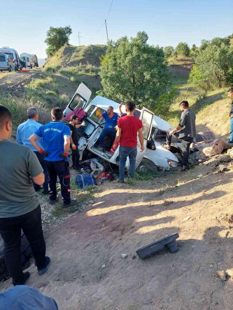 <p> Araç içerisine sıkışan yaralılar ekiplerce çıkarıldı. Yaralılar, olay yerinde yapılan ilk müdahalenin ardından Siirt Eğitim ve Araştırma Hastanesine kaldırıldı.</p>
