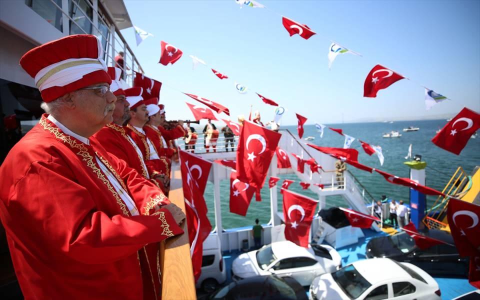 <p>Biz iç kavgalarla değil daha büyük iddialarla yolumuza devam ediyoruz." diye konuştu.</p>
