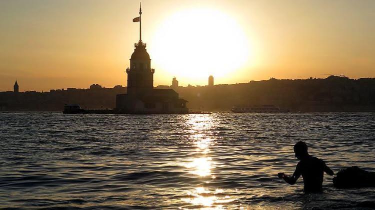 <p>İstanbul Valiliği, mevsim normallerinin üzerinde seyreden hava sıcaklıklarının, önümüzdeki hafta başına kadar Marmara Bölgesi'nde etkisini sürdüreceği bilgisini verdi.</p>

<p> </p>
