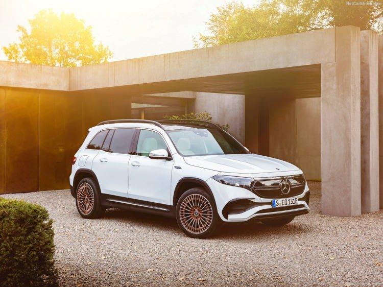 <p>Sürücü, kontrol ve gösterge ekranlarını bir araya getiren MBUX (Mercedes-Benz Kullanıcı Deneyimi) geniş ekranlı kokpit tarafından karşılanıyor</p>