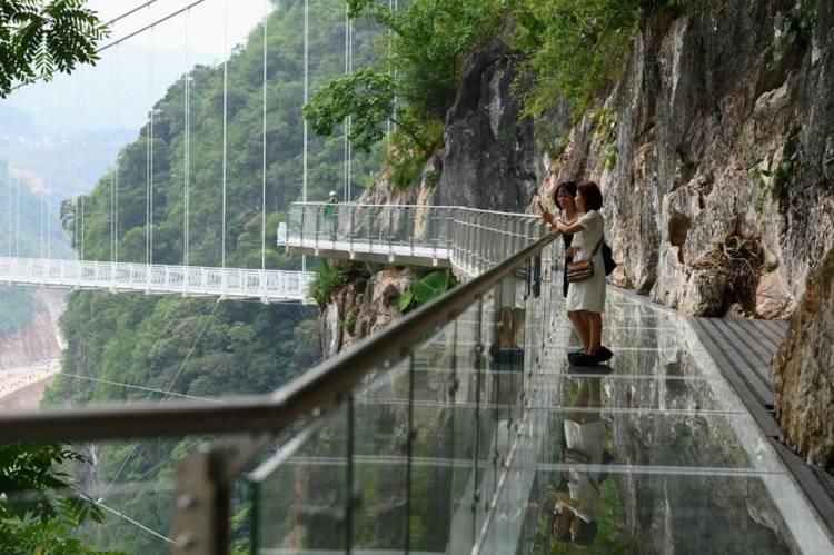 <p>Fotoğraflar Vietnam'daki "Beyaz Ejder" adlı dünyanın en uzun cam köprüsünden.</p>
<p> </p>