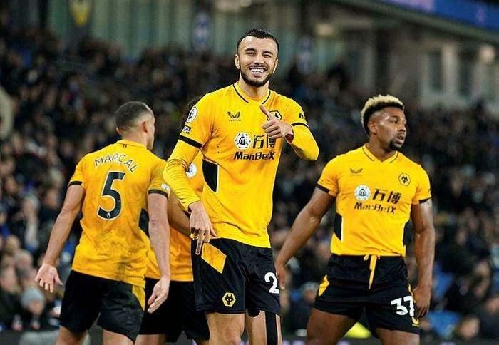 <p>Saiss için harekete geçildi!</p>

<p>Beşiktaş'ın stoper transferi için gündeminde olan Romain Saiss, ilk görüşmede 2 milyon Euro yıllık ücret ve 3 senelik kontrat talep etmişti. Bu nedenle görüşmeler başlangıçta tıkanırken siyah-beyazlılar ümidini yitirmişti.</p>

<p>Ancak teknik direktör Valerien İsmael'in isteği doğrultusunda yeniden görüşülen tecrübeli isim bu kez taleplerini azalttı.</p>

<p>Geçmişte Beşiktaş'a karşı Vodafone Park'ta Wolverhampton formasıyla rakip olarak çıkan Faslı oyuncuyla görüşmeler olumlu yöne çevrildi.</p>

<p>32 yaşındaki futbolcunun hem yıllık ücret konusunda hem de sözleşme süresinde esnek davrandığı kaydedildi. Siyah-beyazlıların 1.5 milyon Euro net ücret + 500 bin Euro bonus şeklindeki önerisine pozitif yaklaşan Saiss'in 2 yıllık kontrat süresini de değerlendirmeye aldığı belirtildi.</p>
