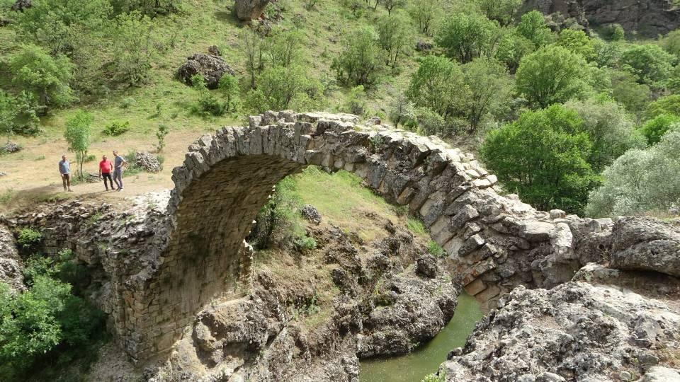 <p>Malatya'nın Arapgir ilçesinde bulunan Anadolu'nun en eski taş köprülerinden biri olduğu belirtilen 13 metre yüksekliğindeki Roma dönemine ait 2 bin yıllık Taş Köprü, adeta yıllara meydan okuyor.</p>
