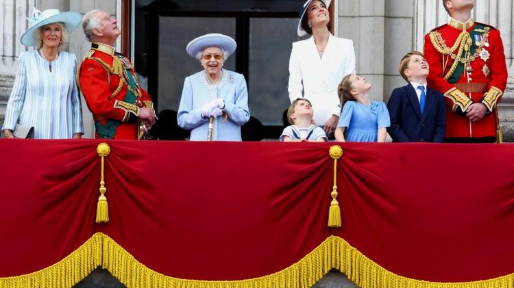 <p>Kutlamalara katılmak isteyenler günler öncesinden Buckingham Sarayı önünde çadır kurdu. Geçit töreninin ardından Kraliyet ailesi balkon selamlaması yaptı.</p>
