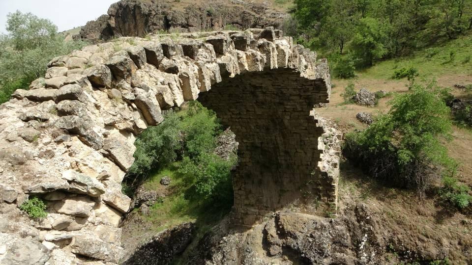 <p>Böyle bir tarihi yapının Arapgir ve Malatya için önemli olduğunu düşünüyor ve köprünün koruma altına alınmasını istiyoruz" diye konuştu.</p>
