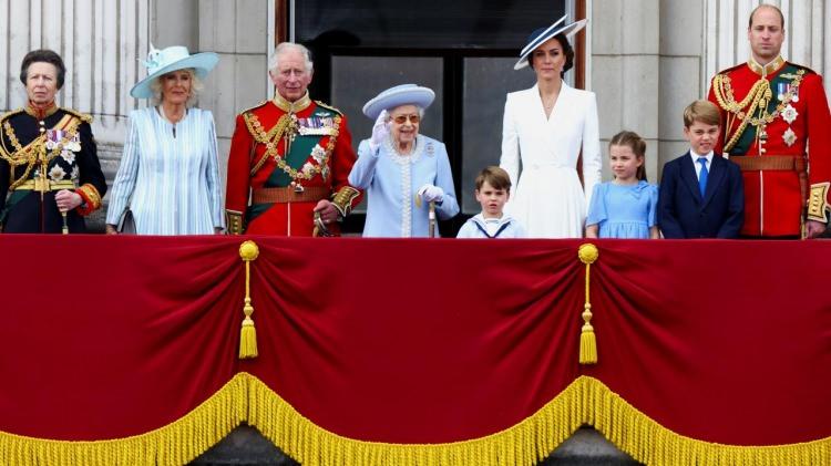 <p>İngiltere'de başkent Londra caddeleri bayraklarla süslendi. Kraliçe 2. Elizabeth'in tahttaki 70'inci yılı kutlamaları başladı. 4 gün sürecek kutlamalar kapsamında ülke çapında etkinlikler düzenleniyor.</p>
