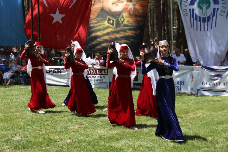 <p>Eskişehir Kırım Türkleri Kültür ve Yardımlaşma Derneği tarafından düzenlenen 34. Geleneksel Tepreş Şenliği'nde sahne alan geleneksel halk oyunları ekibi izleyicilerin beğenisini topladı.</p>
