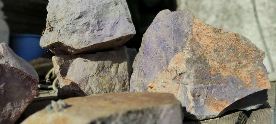 <p>Yapılan araştırmalar sonucu dünya çapındaki birçok bölgede yataklanmış yeşil ve beyaz renkli 'jade’ler çok eski zamanlardan beri bilinse de, süstaşı kalitesindeki mor jade içeren zengin maden yatağı yeri şimdiye kadar literatürde bildirilmedi. </p>
