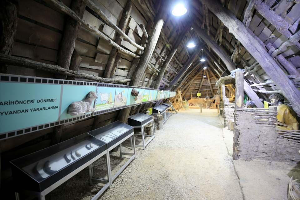 <p>Burada 8 bin 200 yıllık köy yaşamı mevcut. Biz bu yaşamı maketlerle gelecek kuşaklara aktarıyoruz. </p>
