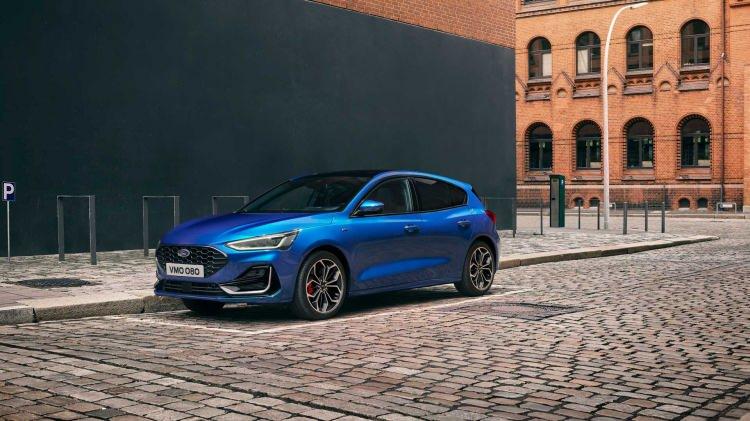 <p>Makyajlı Ford Focus dört farklı motor-şanzıman seçeneği ile geliyor. Trend X ve Titanium serilerinde 1.5L 123PS PFi benzinli motor, 6 ileri manuel ve otomatik şanzıman seçenekleri ile sunulurken, tüm donanım seviyeleri ve gövde tiplerinde dizel olarak 1.5L 120 PS EcoBlue motor ve 8 ileri otomatik şanzıman seçeneği bulunuyor.</p>
