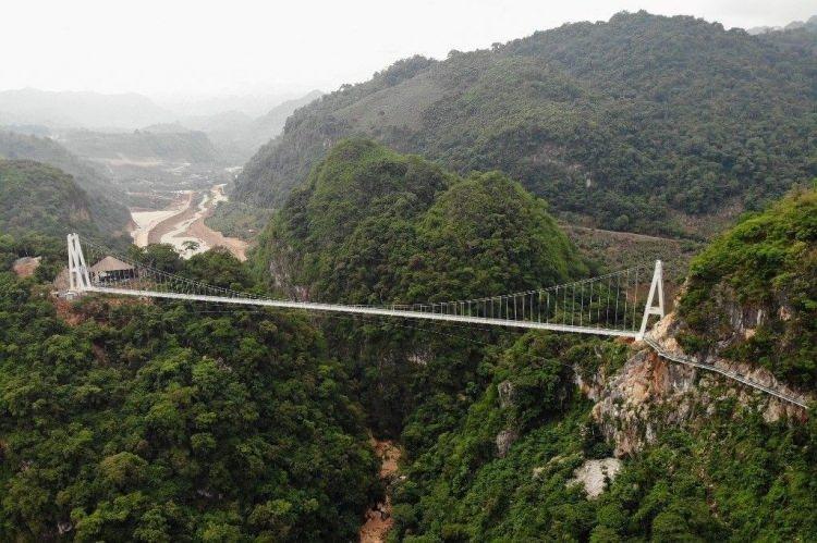 <p>Dünyanın en uzun cam köprüsü Beyaz Ejder Vietnam'da açıldı. Üzerinde yürüyenlere korku dolu anlar yaşatan cam köprünün uzunluğu 632 metre.</p>

<p> </p>
