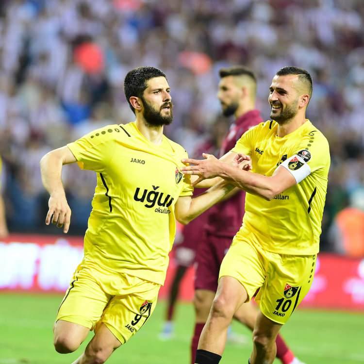 <p>Normal sezonu 17 galibiyet, 9 beraberlik ve 10 mağlubiyet alarak 60 puanla play-off oynama hakkı elde eden İstanbulspor, play-off yarı finalinde karşılaştığı Büyükşehir Belediye Erzurumspor’u 4-2 ve 0-1’lik skorlarla eleyerek adını finale yazdırdı. </p>