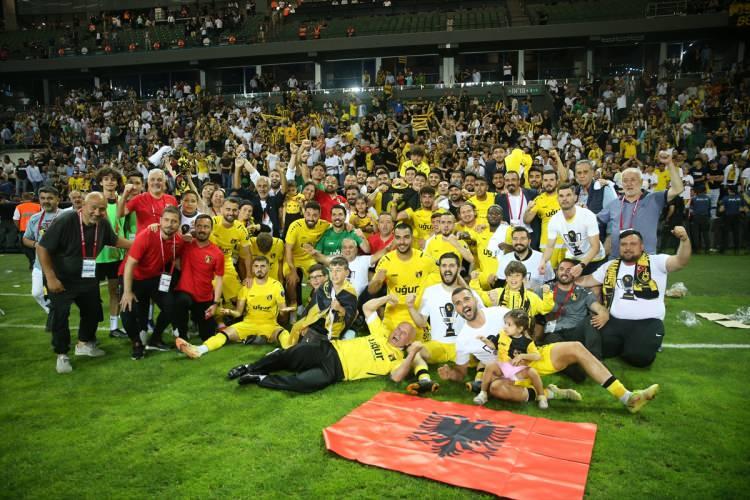 <p>Kocaeli Stadyumu’nda oynanan karşılaşmada 34. dakikada İbrahim Yılmaz’ın golüyle 1-0 öne geçti. 45+3’te Keny’nin penaltıdan attığı golle maça eşitlik gelirken, İstanbulspor 45+9’da İbrahim Yılmaz’ın bu kez penaltı golüyle skoru 2-1 yaptı ve ilk yarı da bu sonuçla tamamlandı. Maçın 2. yarısında başka gol olmayınca İstanbulspor, Süper Lig biletini alan 3. takım oldu.</p>