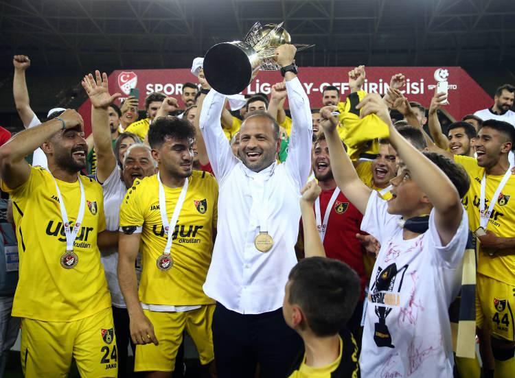 <p><strong>İstanbulspor, kupasını aldı</strong><br />
<br />
Maçtan sonra düzenlenen törende İstanbulspor'a kupasını Türkiye Futbol Federasyonu Başkanı Servet Yardımcı verdi. Kupa ve madalya töreninde TFF Başkan Vekilleri Yılmaz Büyükaydın ve Mustafa Çağlar, Genel Sekreter Kadir Kardaş ile Spor Toto Teşkilat Başkanı Bünyamin Bozgeyik de yer aldı. İstanbulspor Başkanı Ecmel Faik Sarıalioğlu da törende bulundu.</p>