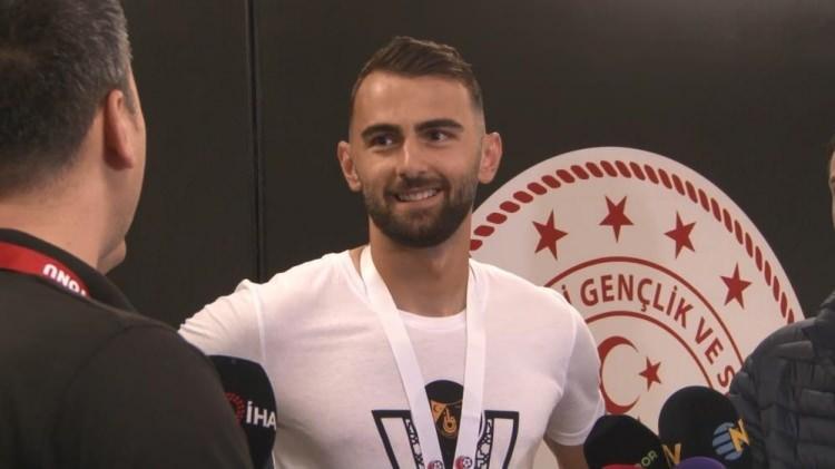 <p><strong>Kristal Abazaj: Kalbi büyük olan takımız</strong><br />
<br />
Takımın yabancı oyuncularından Kristal Abazaj ise, “Öncelikle söyleyecek çok şey yok. Biz küçük takım olarak adlandırılan İstanbul’un yalnız bir takımıyız. Ama gerçekten kalbi büyük olan, cesaretle mücadele eden bir takımız. Bandırmaspor’un buraya kadar gelmiş olması bir şans değil. Çok iyi takımlar. Birtakım üzülecekti. Biz hak ettik ve şu an Süper Lig’deyiz. Genç oyuncuların hayali büyük takımlara karşı oynamak. Gelecek sene büyük takımlara karşı oynayacağız. Benim hayalimdi” ifadelerini kullandı.</p>
