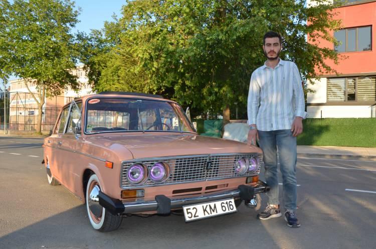 <p> Modifiye işlemleri de yapılan, tavan kısmı açılan ve tüm parçalarına kadar yenilenen otomobil görenlerin de ilgisini çekiyor.</p>
