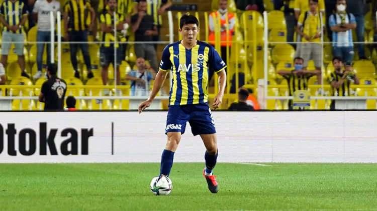 <p>Fenerbahçe'nin yıldızı Kim Min-Jae, Premier Lig'e gidiyor</p>

<p>Fenerbahçe'nin başarılı stoperi Kim Min-Jae, İngiltere yolcusu... Güney Koreli yıldız için Tottenham ve Everton’dan teklif geldi.</p>

<p>Fenerbahçe'ye, 25 yaşındaki oyuncu için 20 milyon Euro'nun üzerinde bir teklif geldiği kaydedildi.</p>
