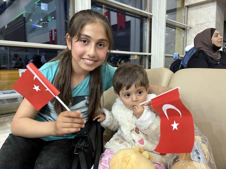 <p>"Öz vatanımıza öz toprağımıza geldik. Elimize bayrağımızı aldık çok şükür. Hep beraber bir ömür birlikte yaşayalım. Allah sizden razı olsun</p>