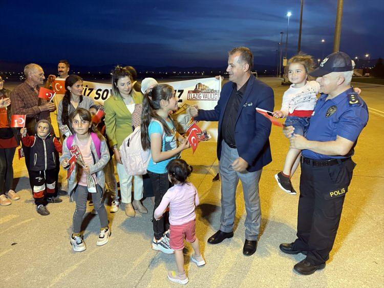 <p>Sabriye Tahirova da Türkiye'nin kendilerini oradan çıkarmak için tüm mücadeleyi verdiğini ve yapılanı bir ömür unutmayacaklarını aktardı.</p>