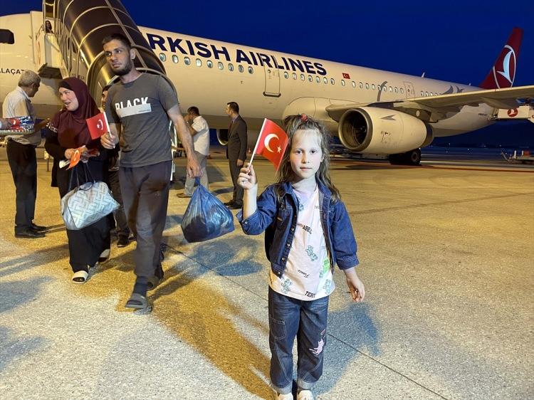 <p>Her gününün korku içinde geçtiğini anlatan Tahirova, "Ukrayna’da çok güzel yaşadık ama savaş başladıktan sonra orada yaşamak çok ağır oldu. Yaşantımız çok çetin oldu. </p>