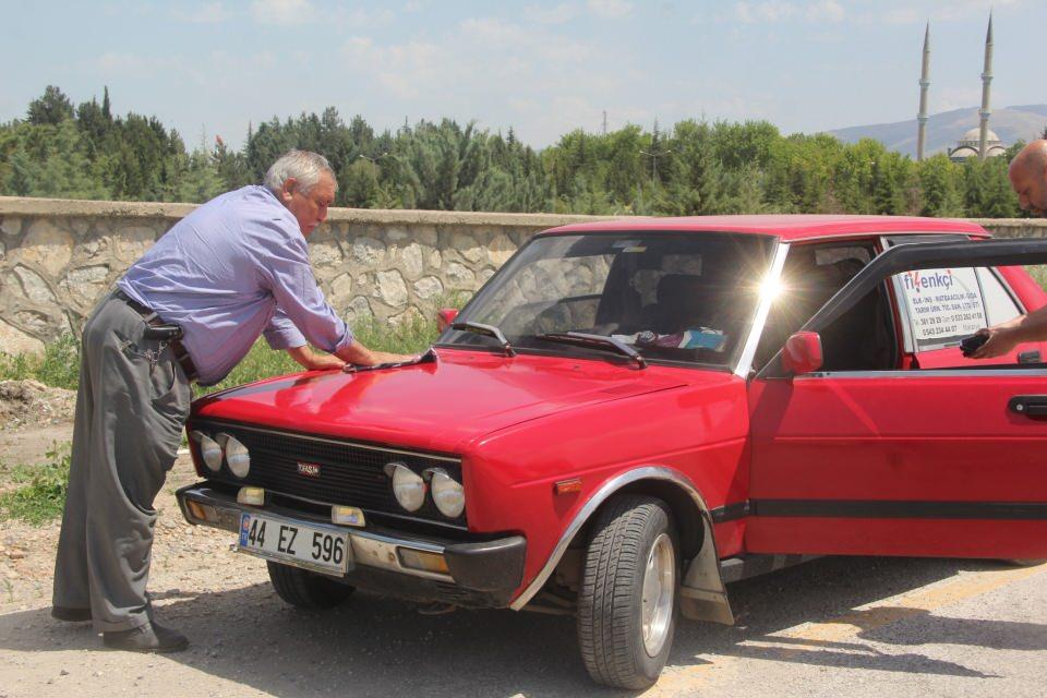 <p>Malatya'da yaşayan nostaljik otomobil tutkunu Ömer Fişenkçi, "Nazlı Şahin" ismini verdiği 1981 model Murat 131 marka otomobiline gözü gibi bakıyor.</p>
