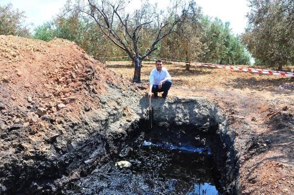 <p>Yağbasan Mahallesi'nde Mustafa Yüksel (40), 28 Mayıs'ta kendisine ait zeytin bahçesinde su kuyusundan çıkan siyah sıvı maddeyi fark edince deneme amaçlı kibrit çaktı ve böylelikle saat 20.30 sıralarında zeytinlikte yangın çıktı. </p>
