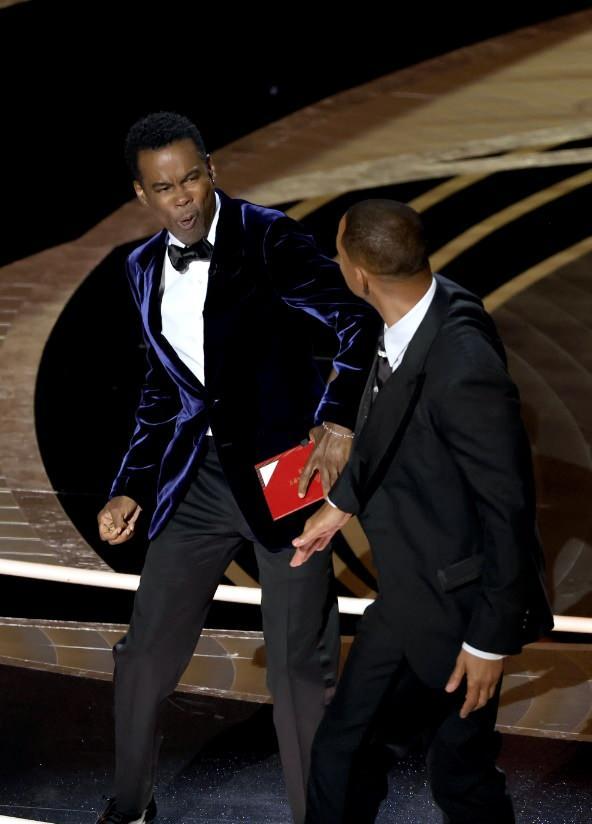 <p><span style="color:#008080"><strong>Törendeki tokat olayından sonra Smith çifti Vanity Fair Oscar partisine katılmış ve alkışlar eşliğinde dans etmişti. </strong></span><a href="https://www.yasemin.com/"><span style="color:#FFFFFF"><strong>(Yasemin.com)</strong></span></a></p>
<p> </p>