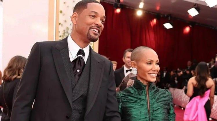 <p><span style="color:#008080"><strong>57 yaşındaki Chris Rock, Oscar sahnesinde Jada Smith’in kelliğiyle ilgili yaptığı şaka ünlü aktör Will Smith'i çileden çıkarmıştı. Rock'ın sözlerinin ardından sahneye fırlayan Smith ünlü sunuculuyu tokatlamıştı. </strong></span><a href="https://www.yasemin.com/"><span style="color:#FFFFFF"><strong>(Yasemin.com)</strong></span></a></p>
