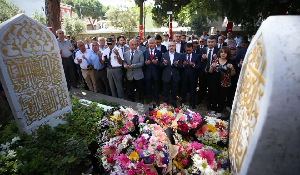 <p>Bu toprakların, ecdadın Viyana'ya kadar devam eden yolculuğunun başlangıcı olduğunu vurgulayan Turan, "Onurla ve gururla buradayız. Çanakkale'mizin her karış toprağı çok özel. Kale-i Sultaniye'siyle Fatih'in kenti Çanakkale'miz.</p>
<p> </p>