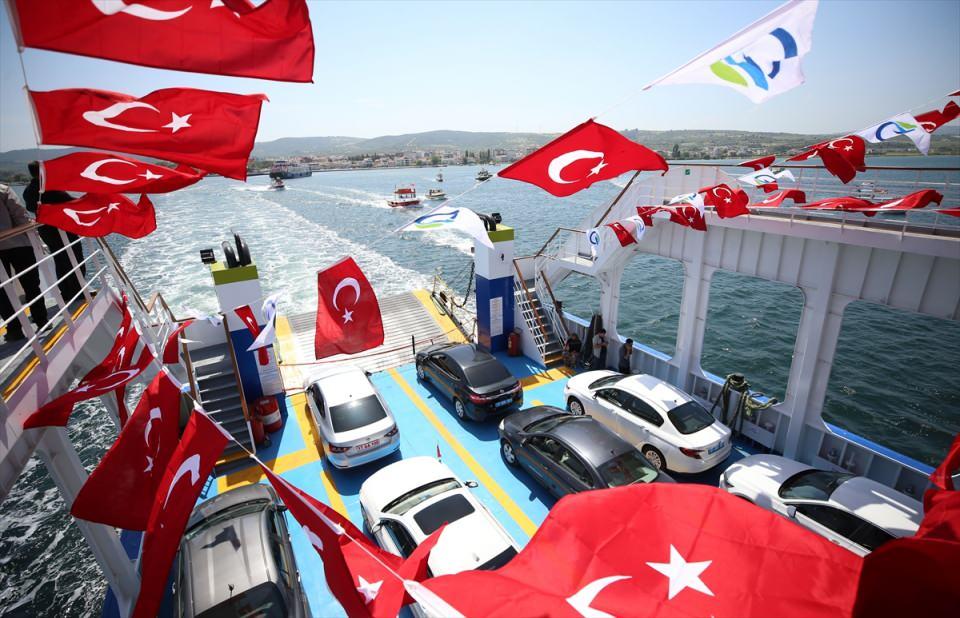 <p>Çardak'taki törenin ardından katılımcılar, mehter takımı ile GESTAŞ'a ait feribota binip boğazı geçerek Türklerin Anadolu'dan Rumeli'ye geçişini ve Gelibolu'nun fethini canlandırdı.</p>

<p> </p>
